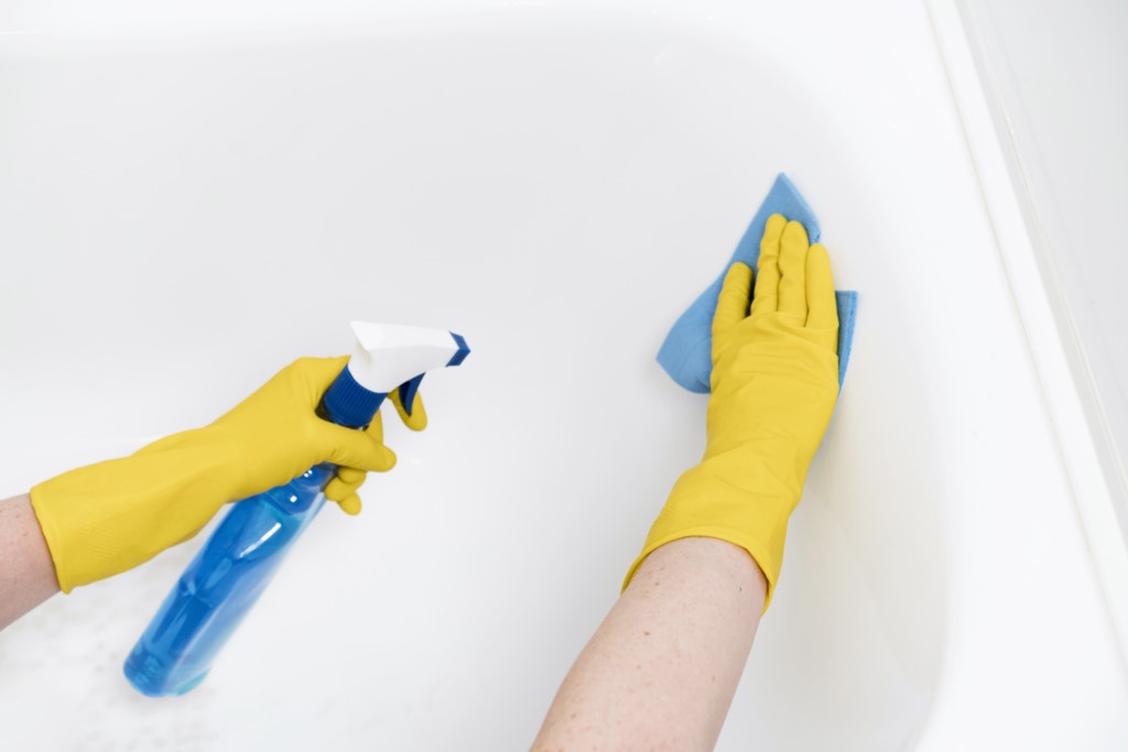 woman-cleaning-bathtub [1024x768]